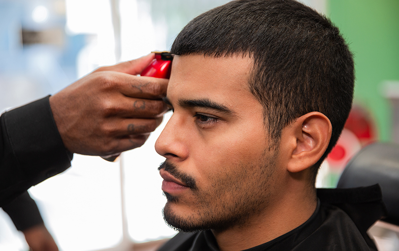 Desvende as tendencias para corte de cabelo masculino em 2025