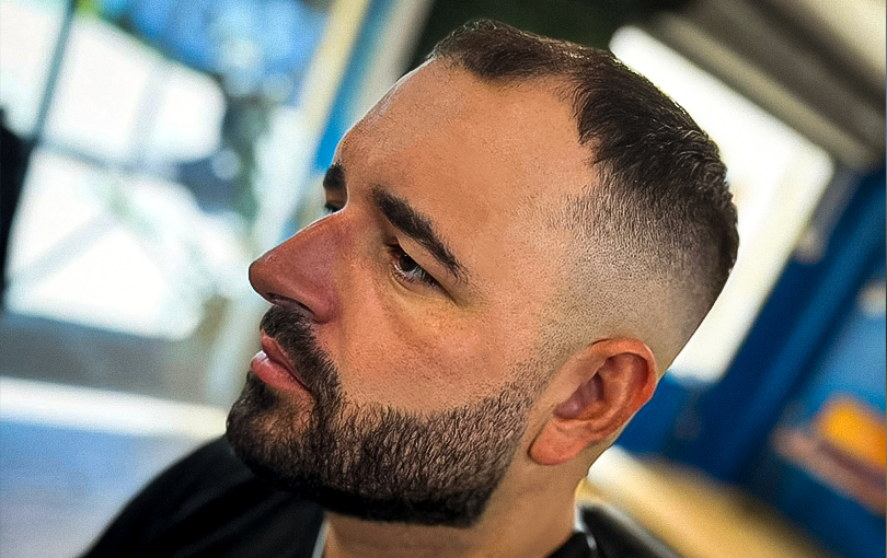 Como devo combinar o corte de cabelo com a barba
